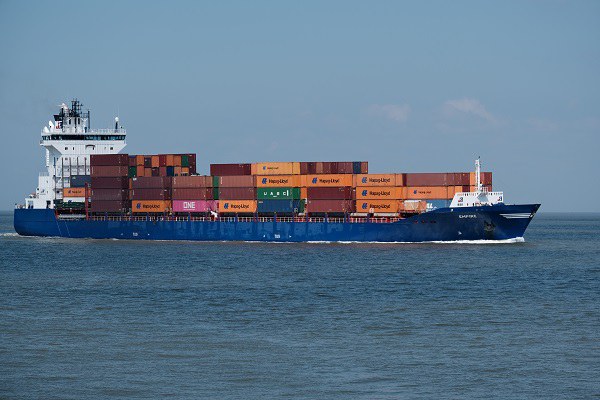 Frachtschiff auf der Elbe bei Cuxhaven © Christian Bubenzer