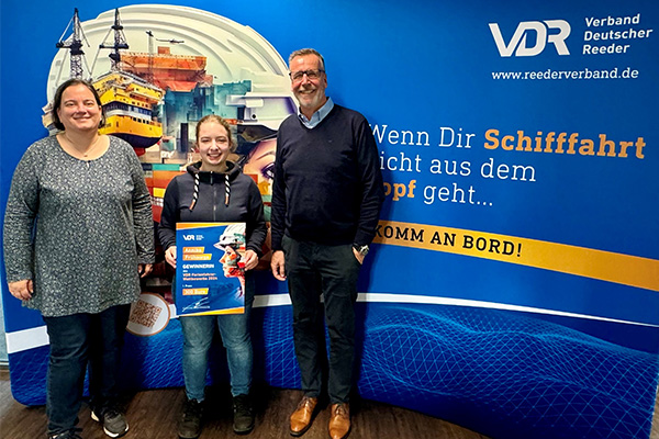 Preisverleihung an die Siegerin des Ferienfahrer-Wettbewerbs. Von links nach rechts: Berit Lueer (Crew Operator bei der CPO Containerschiffreederei), Annika Frühsorge (Ferienfahrerin), Holger Jäde (Referent Ausbildung beim VDR) © VDR